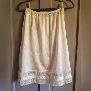 Vintage Vanity Fair women's half slip, beige, size Medium, excellent condition